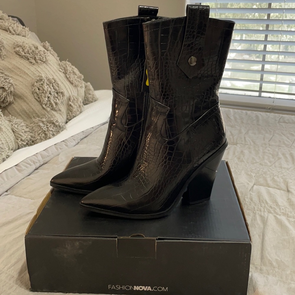 Black textured cowboy calf height boots. Women’s size 7
